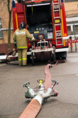 İtfaiyeciler için yangın hortumu bağlantısı