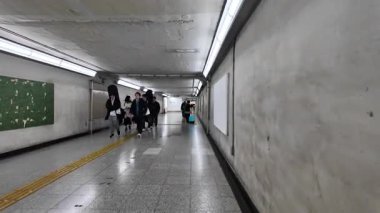 Tokyo İstasyonu Yaesu geçidinde yürüyen video altgeçidi