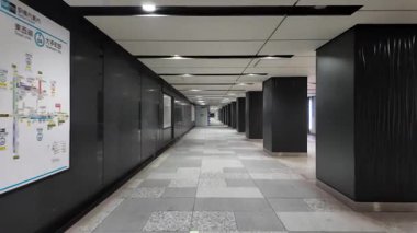 Tokyo İstasyonu Yaesu geçidinde yürüyen video altgeçidi