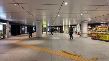 Tokyo İstasyonu Yaesu geçidinde yürüyen video altgeçidi