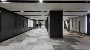 Tokyo İstasyonu Yaesu geçidinde yürüyen video altgeçidi