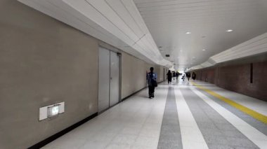 Tokyo İstasyonu Yaesu geçidinde yürüyen video altgeçidi