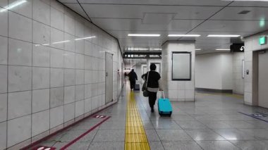 Tokyo İstasyonu Yaesu geçidinde yürüyen video altgeçidi