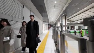 Tokyo İstasyonu Yaesu geçidinde yürüyen video altgeçidi