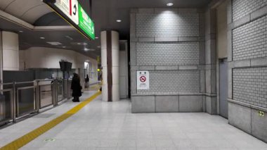 Tokyo İstasyonu Yaesu geçidinde yürüyen video altgeçidi