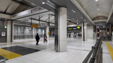 Tokyo İstasyonu Yaesu geçidinde yürüyen video altgeçidi