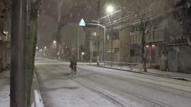 Tokyo 'da yoğun kar gecesi manzarası 2024