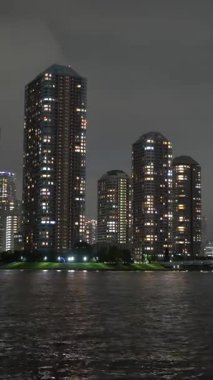Tokyo Sumida Nehri dikey video gece görüntüsü 2024