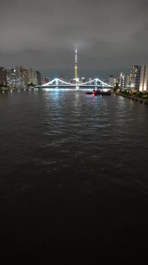 Tokyo Sumida Nehri dikey video gece görüntüsü 2024