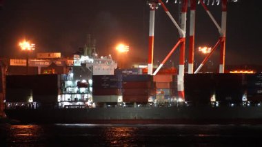 Tokyo konteynır terminali gece görünümü 2024