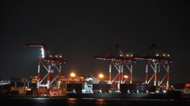 Tokyo konteynır terminali gece görünümü 2024