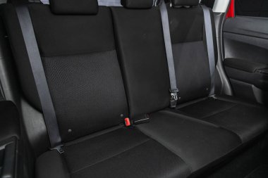 Novosibirsk, Rusya 16 Ekim 2020: Mitsubishi ASX, Yardım arabası içeride. Arabanın içi temiz: siyah arka koltuklar, başlıklar ve kemer. 