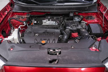 Novosibirsk, Rusya 16 Ekim 2020: Mitsubishi ASX, temiz bir motor bloğunu kapatın. İçten yanmalı motor, araba parçaları, ayrıştırma