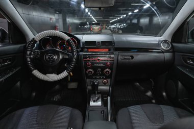 Novosibirsk, Rusya 16 Ekim 2020: Mazda 3, Dark Car Interior - direksiyon, vites kolu ve gösterge paneli, iklim kontrolü, hız göstergesi, ekran. Yeni moda bir arabanın salonu.