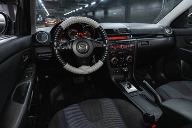 Novosibirsk, Rusya 16 Ekim 2020: Mazda 3, Dark Car Interior - direksiyon, vites kolu ve gösterge paneli, iklim kontrolü, hız göstergesi, ekran. Yeni moda bir arabanın salonu.