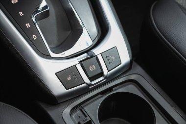 Novosibirsk, Rusya 16 Ekim 2020: Opel Antara, siyah koltuk ısıtma sistemi, araba panelinde park düğmeleri, ticari bir işaret yok 