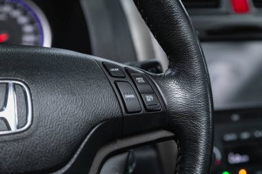 Novosibirsk, Rusya 16 Ekim 2020: Honda CR-V, hızlı kontrol için çok fonksiyonlu modern siyah direksiyon, yakın çekim. 