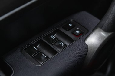Novosibirsk, Rusya 16 Ekim 2020: Honda CR-V, yeni bir arabanın kapı kontrol panelini kapatın. Pencere kontrol paneli, kapı kilidi düğmesi ve ayna kontrollü kol dinlenmesi.. 