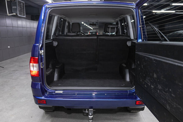 Новосибирск, Россия 16 октября 2020 года: УАЗ "Патриот", вид сзади автомобиля с открытым багажником. Внешний вид современного автомобиля 