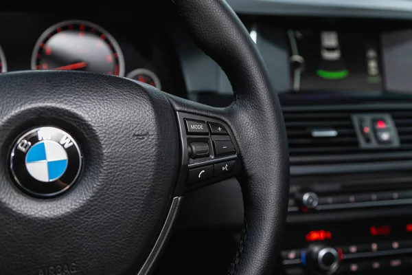 2020年10月16日 俄罗斯Novosibirsk 宝马X5 具有多功能按钮的现代黑色方向盘 用于快速控制 在车上的特写 — 图库照片