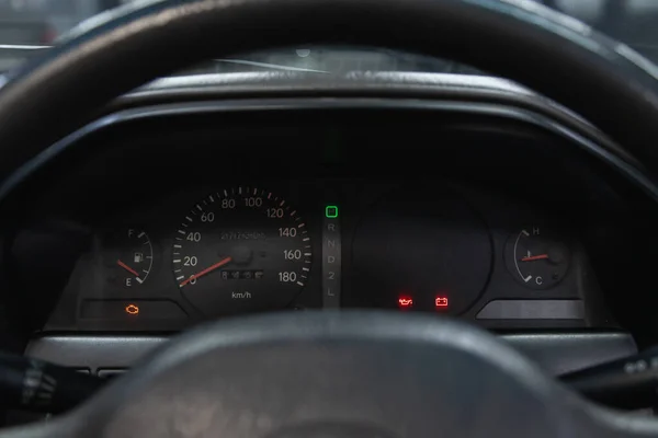 2020年10月16日 俄罗斯Novosibirsk 丰田Carina 汽车仪表盘上的标志和符号 汽车速度计和速度计的特写 汽车内部 — 图库照片