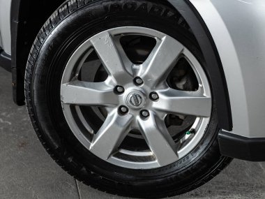 Novosibirsk, Rusya 16 Ekim 2020: Nissan X-Patikası, alüminyum alaşımlı yakın çekimli araba tekerleği ve yeni lastik  