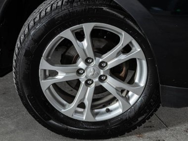 Novosibirsk, Rusya 16 Ekim 2020: Mitsubishi Outlander, alüminyum alaşımlı ve yeni lastikli yakın çekimli araba tekerleği 