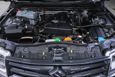 Novosibirsk, Rusya 16 Ekim 2020: Suzuki Grand Vitara, araba motoru. İçten yanmalı motor, araba parçaları, ayrıştırma 