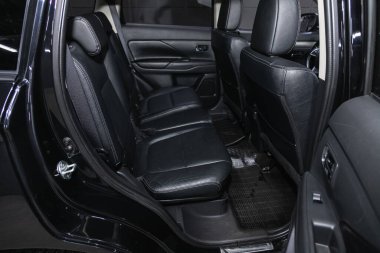 Novosibirsk, Rusya 16 Ekim 2020: Mitsubishi Outlander, siyah tekstil yolcuları için arka koltuk. Rahat vagon içeride. 