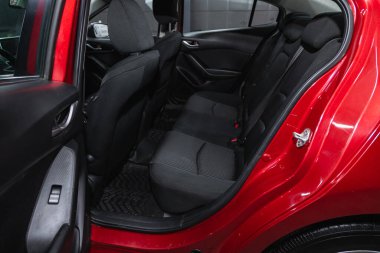 Novosibirsk, Rusya 16 Ekim 2020: Mazda 3, siyah tekstil yolcuları için arka koltuk. Rahat vagon içeride. 