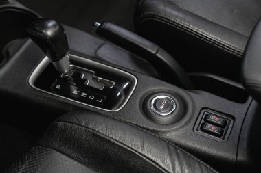 Novosibirsk, Rusya 16 Ekim 2020: Mitsubishi Outlander, gaz pedalı ve düğmeleri yakın plan. Arabanın otomatik vites kutusu, arabanın içi.
