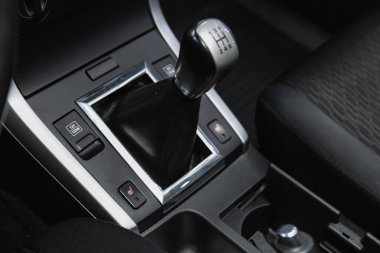 Novosibirsk, Rusya 16 Ekim 2020: Suzuki Grand Vitara, hızlandırıcı kolu ve düğmeleri yakın çekim. Arabanın otomatik vites kutusu, arabanın içi.