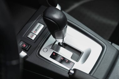 Novosibirsk, Rusya 16 Ekim 2020: Subaru Forester, hızlandırıcı kolu ve düğmeleri yakın çekim. Arabanın otomatik vites kutusu, arabanın içi.