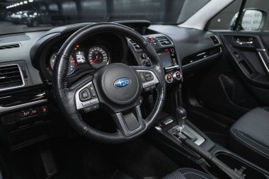 Novosibirsk, Rusya 16 Ekim 2020: Subaru Forester, kokpit iç kabin detayları, hız göstergesi ve taktik ölçer. Siyah deri iç döşeme 