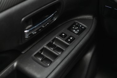 Novosibirsk, Rusya 16 Ekim 2020: Mitsubishi Outlander, modern otomobilin iç mimarisi. Yan kapı düğmeleri: pencere, ayna ayarlama düğmeleri, kapı kilidi. Araba içeride.. 