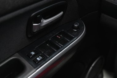 Novosibirsk, Rusya 16 Ekim 2020: Suzuki Grand Vitara, modern otomobilin iç mimarisi. Yan kapı düğmeleri: pencere, ayna ayarlama düğmeleri, kapı kilidi. Araba içeride.. 