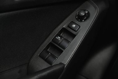 Novosibirsk, Rusya 16 Ekim 2020 Mazda 3, modern otomobilin iç mimarisi. Yan kapı düğmeleri: pencere, ayna ayarlama düğmeleri, kapı kilidi. Araba içeride.. 