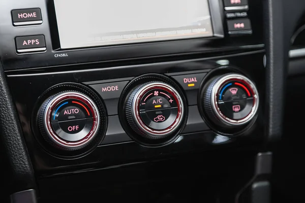 2020年10月16日 俄罗斯Novosibirsk Subaru Forester Close Instrument Car Panel Climat Control — 图库照片