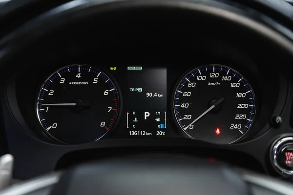 2020年10月16日 俄罗斯Novosibirsk Mitsubishi Outlander Car Dashboard White Backlight Odometer Speed — 图库照片