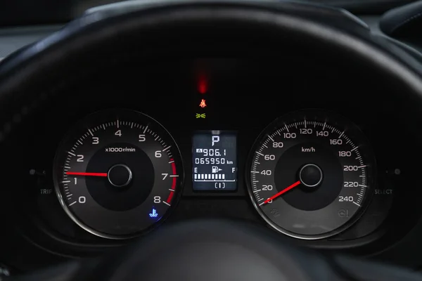 俄罗斯Novosibirsk 2020年10月16日 Subaru Forester 白色背光汽车仪表盘 里程计 速度计 速度计 油位计 水温等 — 图库照片