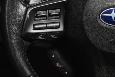 Novosibirsk, Rusya 22 Ekim 2020: Subaru XV, ses kontrol düğmesi olan modern bir arabanın içi 