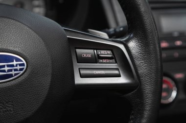 Novosibirsk, Rusya 22 Ekim 2020: Subaru XV, kontrol düğmesi olan modern bir arabanın içi 