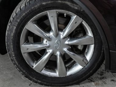 Novosibirsk, Rusya 22 Ekim 2020: Infiniti EX37, Bir arabanın tekerleğini kapat 