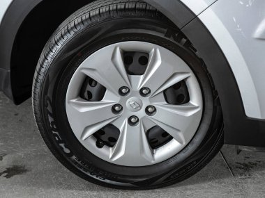 Novosibirsk, Rusya 22 Ekim 2020: Hyundai Creta, Bir arabanın tekerleğini kapat 