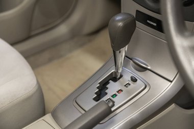 Novosibirsk, Rusya 22 Ekim 2020: Toyota Corolla Axio, modern bir arabanın otomatik vites kolu. Modern araba iç dekorasyonu. 