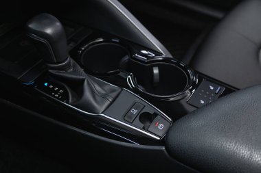 Novosibirsk, Rusya 22 Ekim 2020: Toyota Camry, modern bir arabanın otomatik vites kolu. Modern araba iç dekorasyonu. 