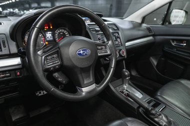 Novosibirsk, Rusya 22 Ekim 2020: Subaru XV, kokpit iç kabin detayları, hız göstergesi ve taktik ölçer. Siyah deri iç döşeme 