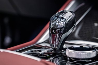 Otomatik vites kutusunun yakın görüntüsü. İç araba, otomatik vites kolu.; 