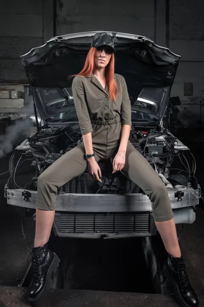 Garajda Arka Plandaki Eski Arabanın Yanında Poz Veren Tulumlu Kadın — Stok fotoğraf
