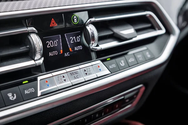 在一辆昂贵的车上对气候进行单独控制 现代汽车中的空调和气流控制 — 图库照片